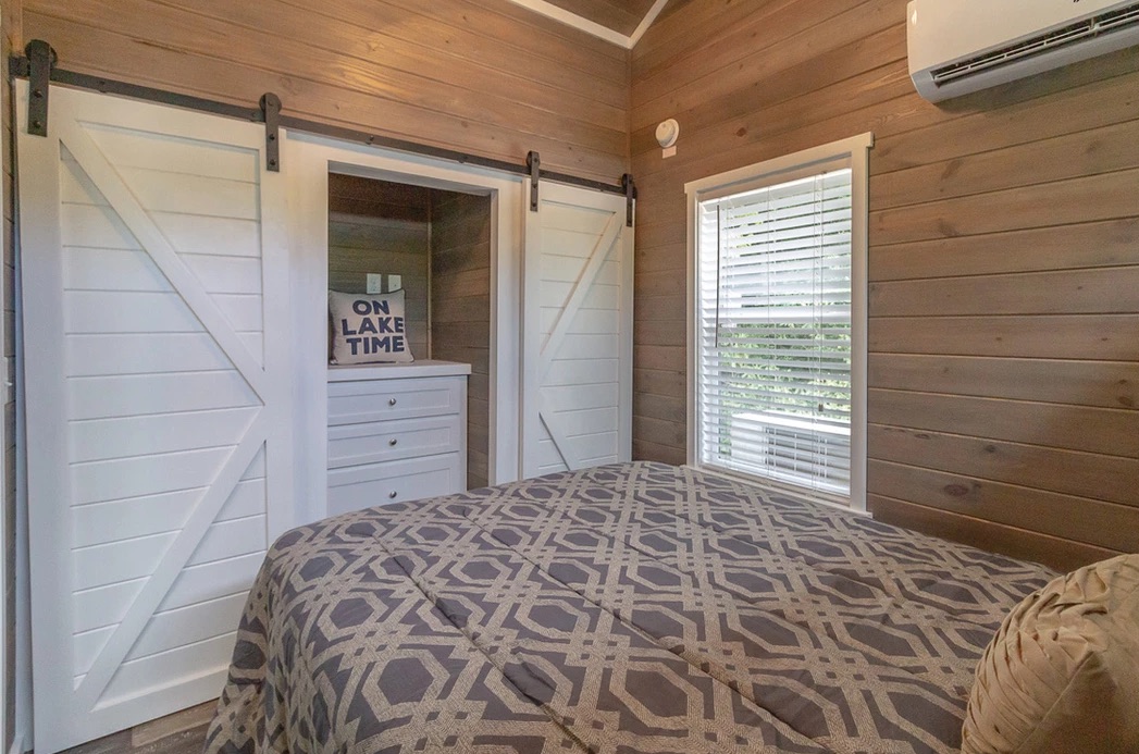 Glenwood : Bedroom showing barn